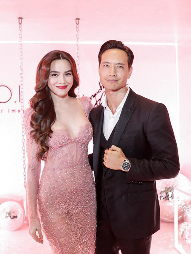 Hồ Ngọc Hà được Kim Lý tháp tùng đi diễn. Cặp đôi "dính như sam" từ khi công khai tình cảm. Hồ Ngọc Hà được Kim Lý tháp tùng đi diễn. Cặp đôi "dính như sam" từ khi công khai tình cảm.