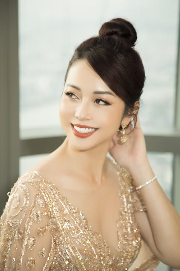 Jennifer Phạm khéo léo che vết thương bằng cách che tóc một bên cho đỡ phản cảm. Jennifer Phạm khéo léo che vết thương bằng cách che tóc một bên cho đỡ phản cảm.