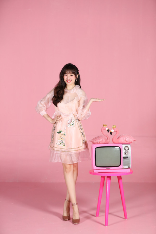 Các thiết kế thiên về tông màu pastel như trắng, hồng nhạt. Các thiết kế thiên về tông màu pastel như trắng, hồng nhạt.