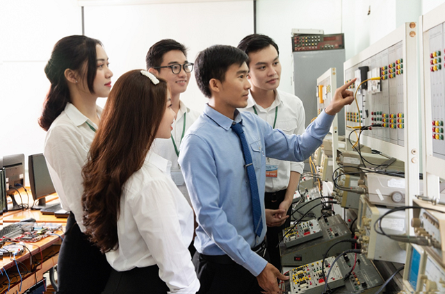 Lựa chọn ngành nghề phù hợp với xu thế phát triển sẽ gúp học sinh có nhiều cơ hội việc làm - Ảnh: Đại học Văn Hiến Lựa chọn ngành nghề phù hợp với xu thế phát triển sẽ gúp học sinh có nhiều cơ hội việc làm - Ảnh: Đại học Văn Hiến