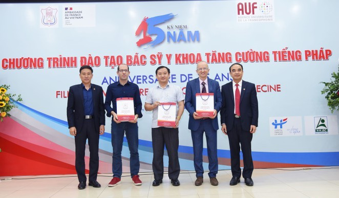Ban Giám hiệu Trường Đại học Y Hà Nội tri ân các tập thể và cá nhân đã hỗ trợ cho “Chương trình đào tạo bác sĩ y khoa tăng cường bằng tiếng Pháp”