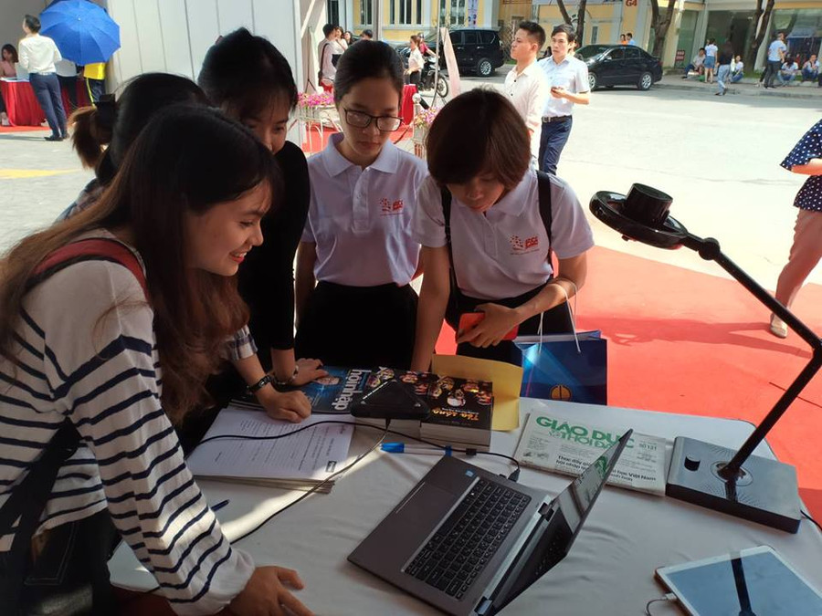 Sinh viên ngành Sư phạm rất hứng thú với đèn học thông minh và giải pháp giáo dục 4.0 Sinh viên ngành Sư phạm rất hứng thú với đèn học thông minh và giải pháp giáo dục 4.0