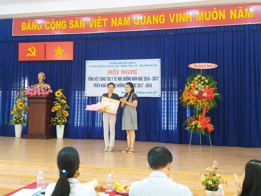 Một tập thể vinh dự nhận bằng khen của Bảo hiểm xã hội Việt Nam