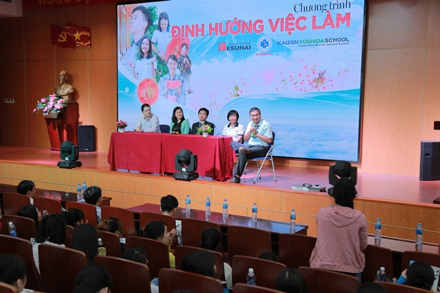 Một buổi định hướng, tư vấn hướng nghiệp cho sinh viên nhà trường