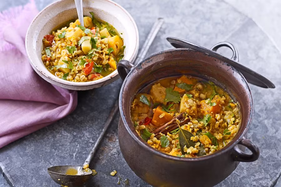 Món súp này chứa đầy hương vị và gia vị, vì vậy chắc chắn nó sẽ làm dịu bệnh xoang vào giữa mùa đông. Ngoài ra, công thức nấu ăn này còn chứng minh rằng những món ăn đơn giản không hề gây nhàm chán. Khi được bổ sung thêm yến mạch và đậu lăng, món súp chắc chắn sẽ tạo nên sức hấp dẫn khó cưỡng.