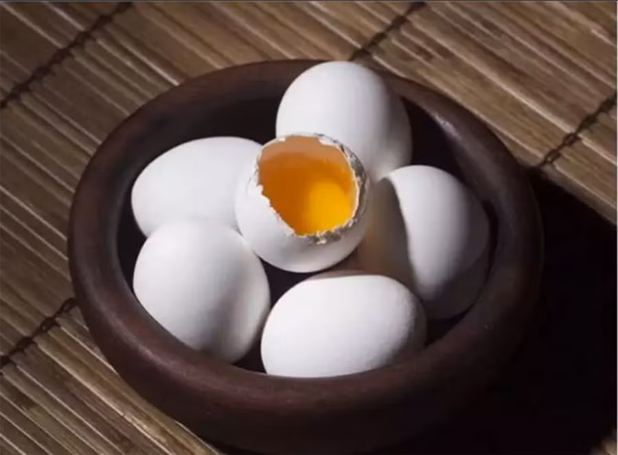 Trứng trông như mới không có nghĩa là chúng còn tươi. (Ảnh: ITN).