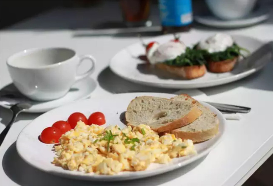 Bạn nên thêm muối vào trứng đã đánh trước khi bắt đầu quá trình nấu. (Ảnh: ITN).