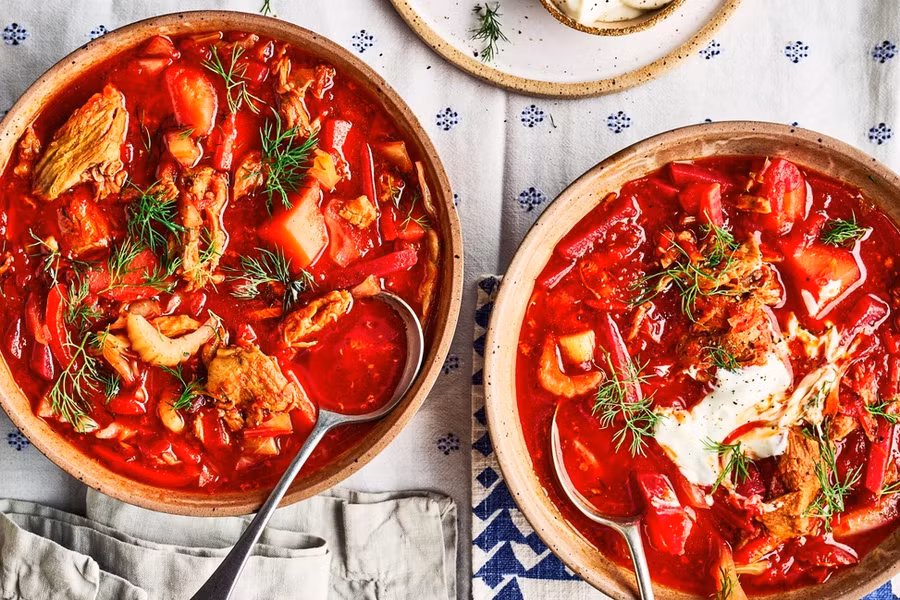 Món ăn này là một sự khám phá thú vị về ẩm thực Ukraine và đáp ứng nhiều nhu cầu ăn kiêng - không có hạt, không có trứng và không chứa gluten trong khi lại có nhiều chất xơ. Ngoài ra, nó được thiết kế để phục vụ một buổi tụ tập ấm cúng từ bốn đến sáu người - sự lựa chọn linh hoạt và thỏa mãn vị giác của bạn và những người thân yêu.