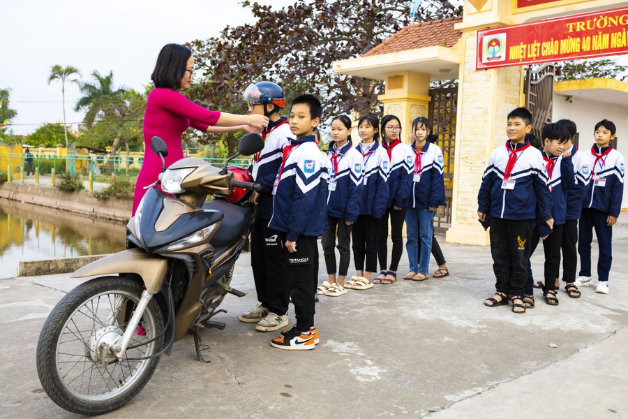 Một giờ hoạt động trải nghiệm về an toàn giao thông cho học sinh nhà trường. Một giờ hoạt động trải nghiệm về an toàn giao thông cho học sinh nhà trường.