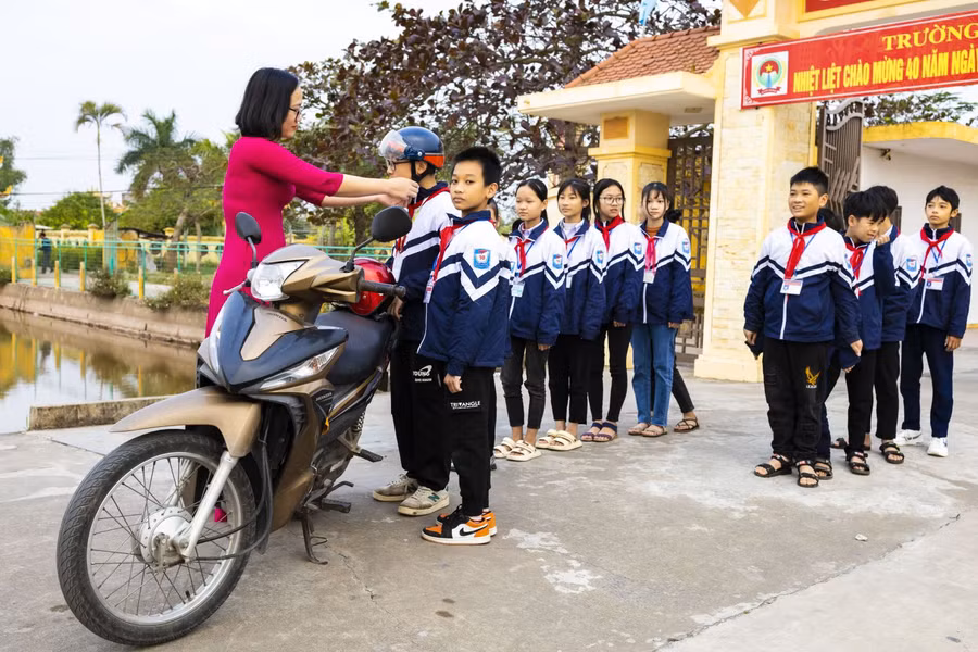 Một giờ hoạt động trải nghiệm về an toàn giao thông cho học sinh nhà trường.