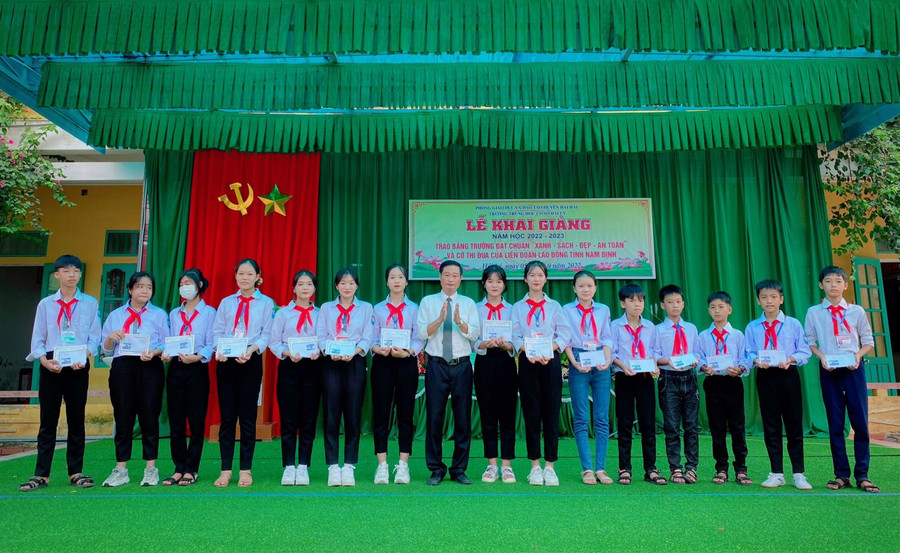 Thầy Nguyễn Hải Sơn – Hiệu trưởng nhà trường tặng quà cho học sinh đạt thành tích cao trong học tập. Thầy Nguyễn Hải Sơn – Hiệu trưởng nhà trường tặng quà cho học sinh đạt thành tích cao trong học tập.