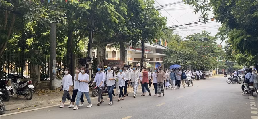 Thí sinh tại điểm trường THPT Ngô Quyền hồ hởi ra về