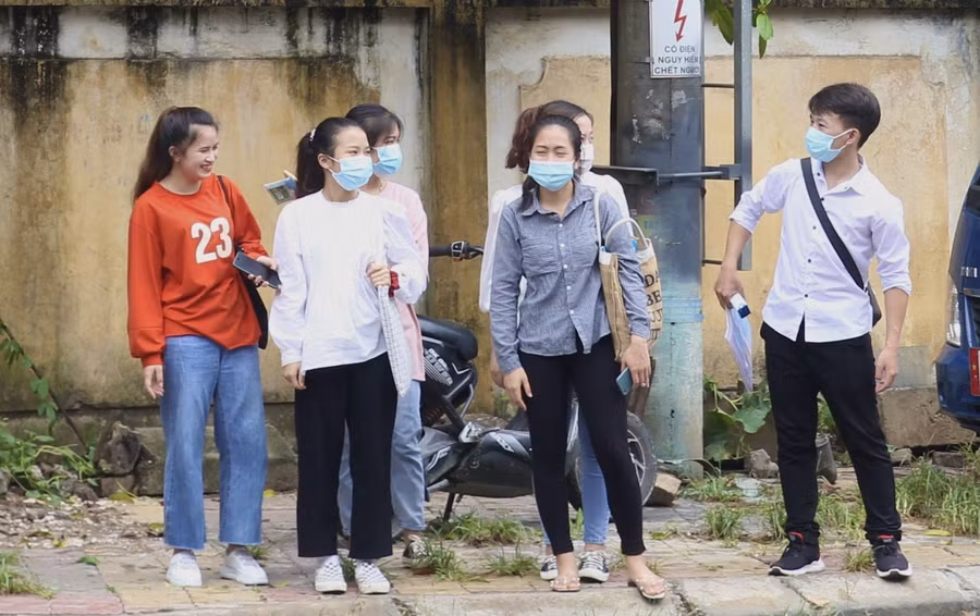 Thí sinh phấn khởi sau khi kết thúc môn thi Tiếng Anh.