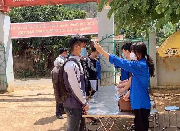 Các thí sinh được đo thân nhiệt trước khi làm thủ tục