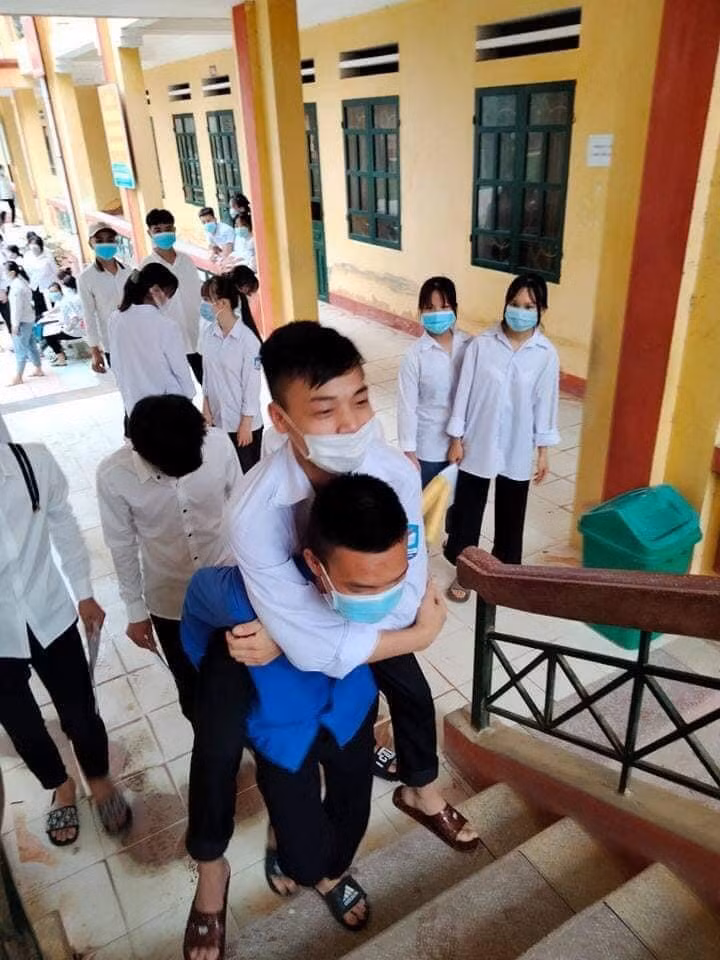 Hỗ trợ thí sinh đau chân lên phòng thi