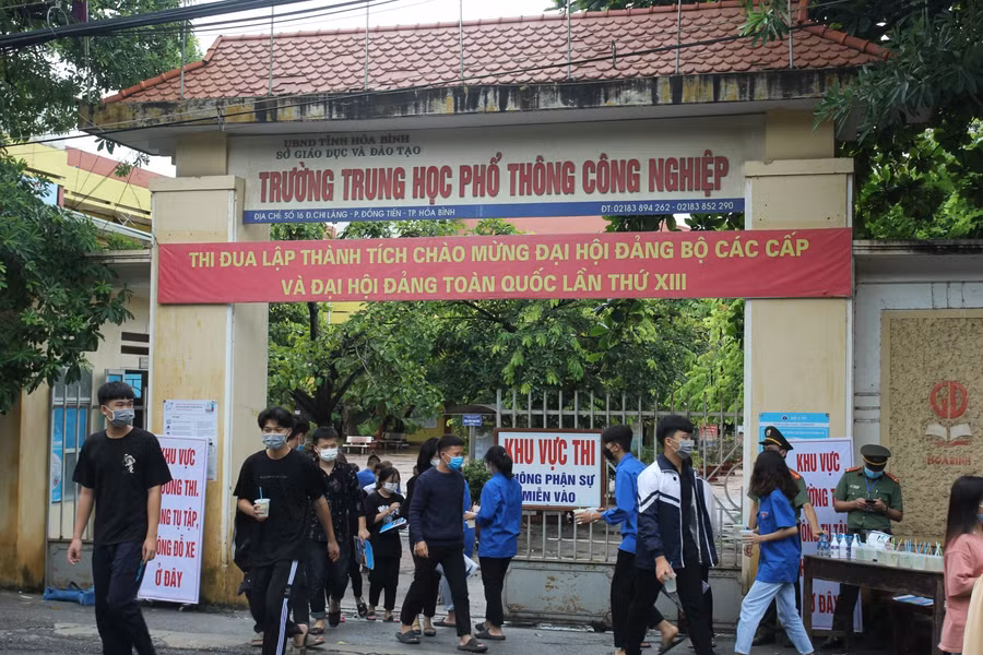 Thí sinh hối hả ra về để chuẩn bị cho môn thi cuối cùng. (Ảnh: Trần Trọng)