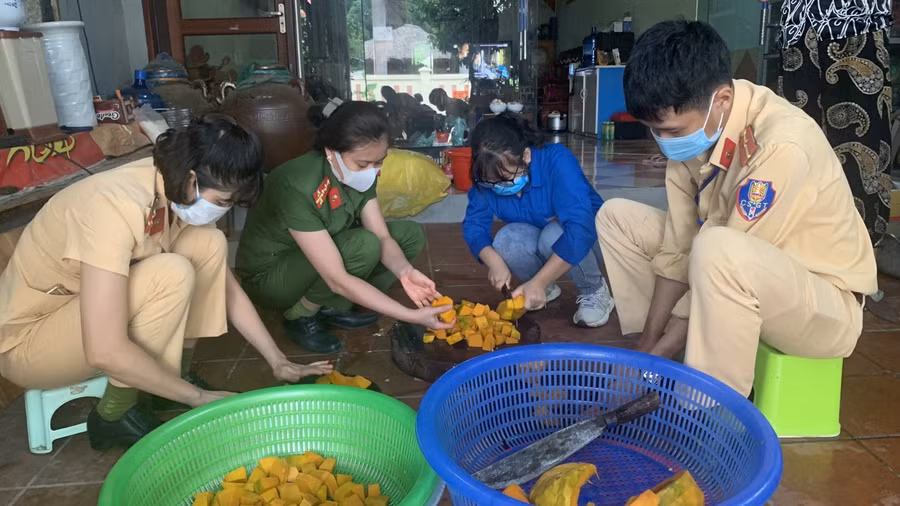 Chuẩn bị bữa ăn trưa