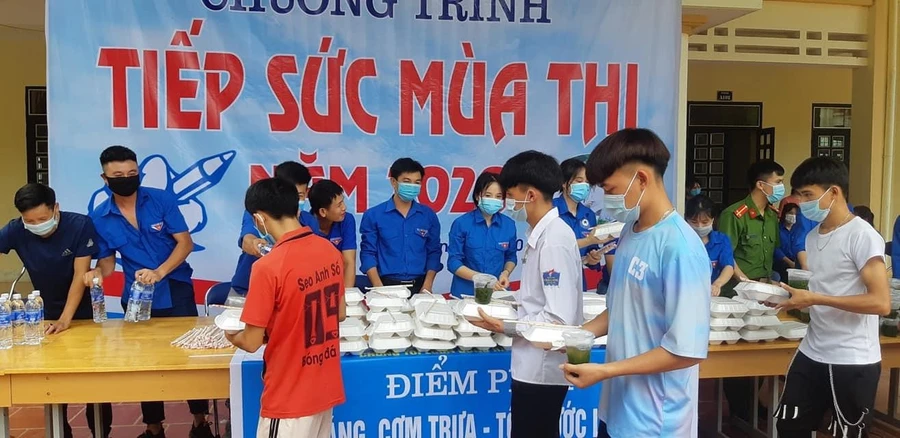 Hoạt động tiếp sức mùa thi do đoàn viên thanh niên thực hiện.