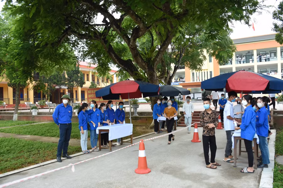 Thí sinh tại điểm thi trường THPT Hoàng Văn Thụ, huyện Lục Yên được phân luồng đi riêng để đảm bảo khoảng cách