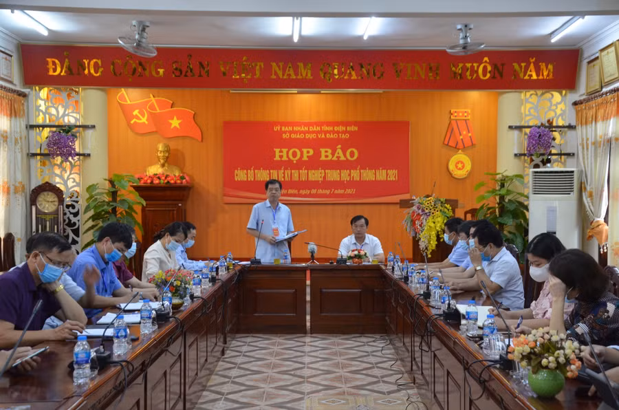 Ông Nguyễn Văn Kiên cung cấp thông tin tại buổi họp báo