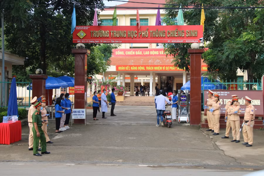 Cán bộ, chiến sĩ CSGT sẵn sàng hỗ trợ thí sinh.