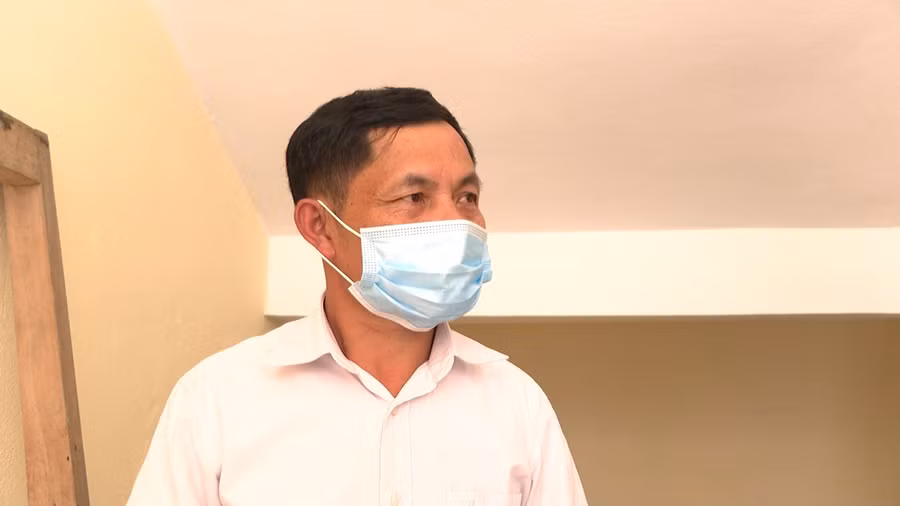 Thí sinh 54 tuổi ở Sìn Hồ trước giờ thi.