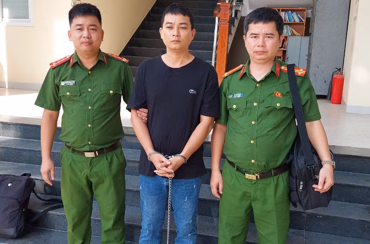 Hà Duy Phương được cảnh sát di lí về Công an Thanh Hoá. (Ảnh: CATH)