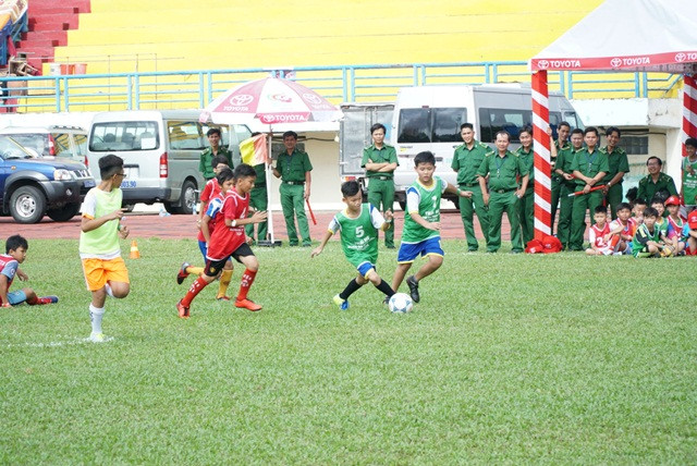 Các cầu thủ nhí tham gia phần dự thi của mình