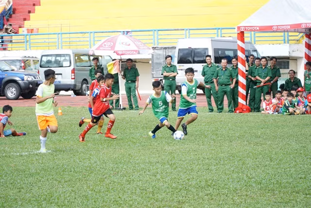 Các cầu thủ nhí tham gia phần dự thi của mình