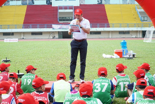 HLV Huỳnh Đức đang giới thiệu qua chế các bài thi cho cầu thủ nhí