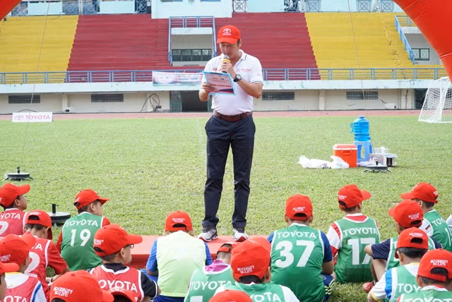 HLV Huỳnh Đức đang giới thiệu qua chế các bài thi cho cầu thủ nhí