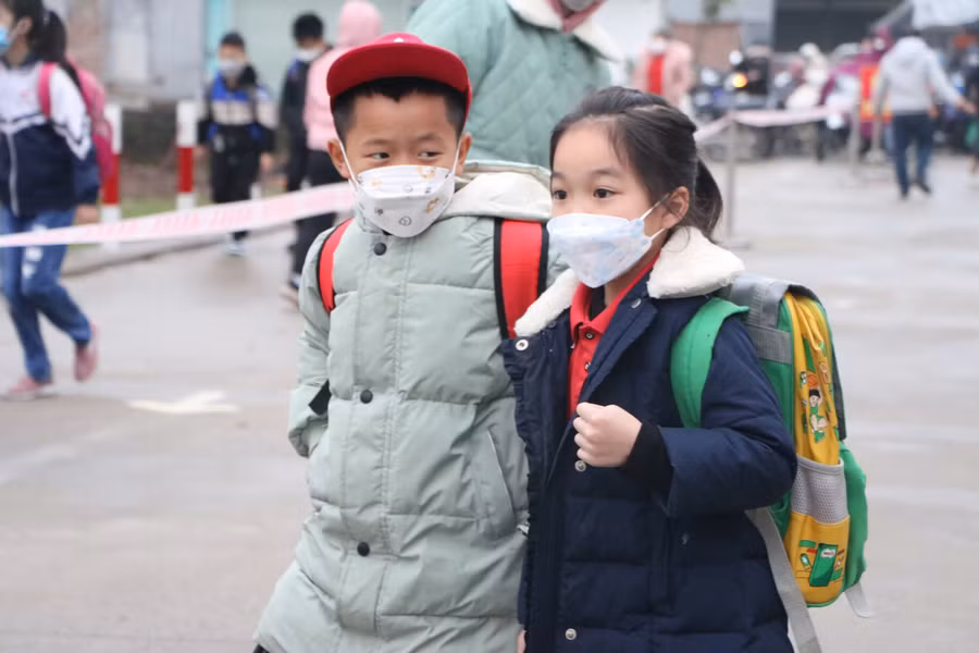 Lần đầu được đến trường sau hơn 9 tháng nghỉ dịch khiến các em rất phấn khởi.