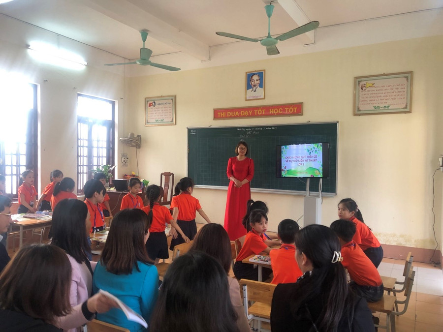 Tiết học Mĩ thuật lớp 3 của cô giáo Trịnh Thị Tho tại Trường Tiểu học thị trấn Thịnh Long. 