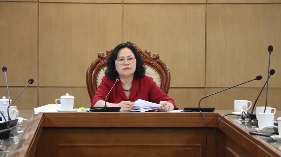 Thứ trưởng Ngô Thị Minh lắng nghe các ý kiến góp ý từ thành viên ban soạn thảo và đại biểu khách mời.