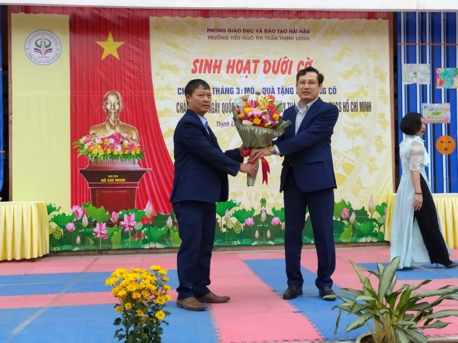 Trưởng Phòng GD&ĐT Hải Hậu Vũ Thế Hưng (phải) tặng hoa cho đại diện cụm miền số 3. Trưởng Phòng GD&ĐT Hải Hậu Vũ Thế Hưng (phải) tặng hoa cho đại diện cụm miền số 3.