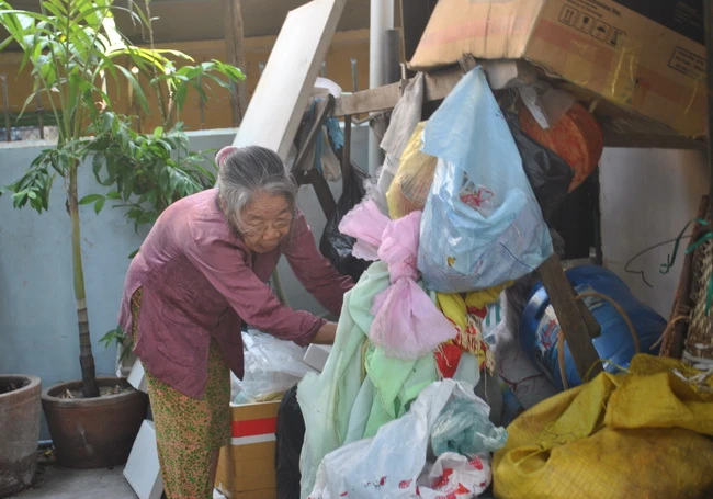 Bà lão nghèo hơn 30 năm nhặt ve chai làm từ thiện