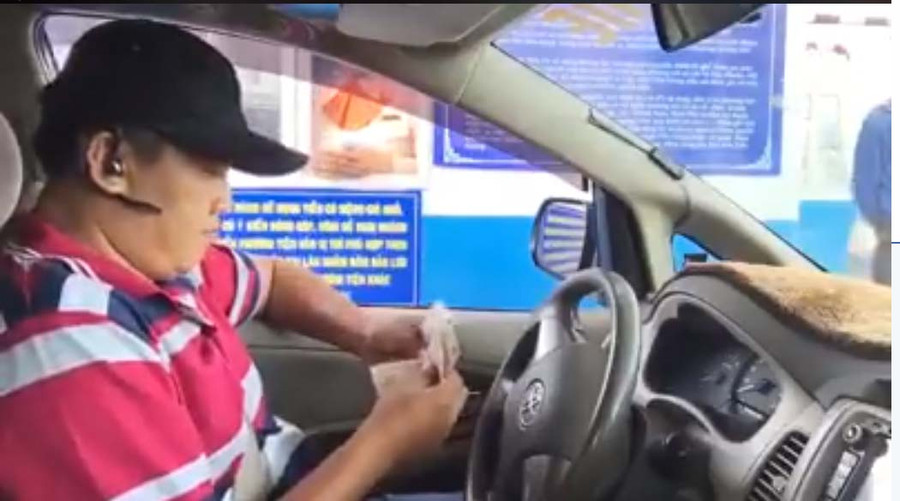 Tài xế đòi trả lại 100 đồng tiền thừa.