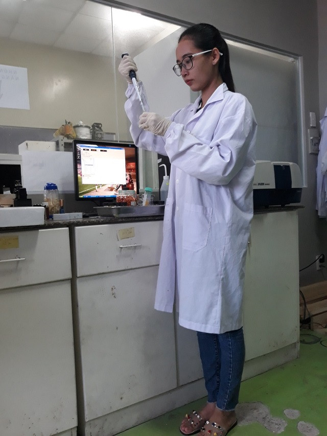 Sinh viên Võ Nhị Kiều trong phòng làm việc tại Trung tâm Nghiên cứu Triển khai Khu Công nghệ cao TP.HCM