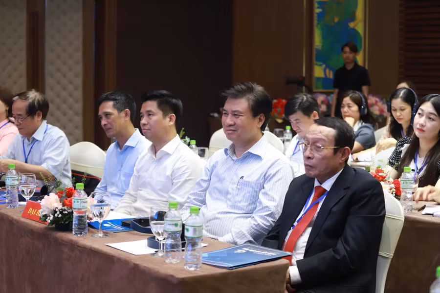 Các đại biểu khách mời tham dự hội thảo.