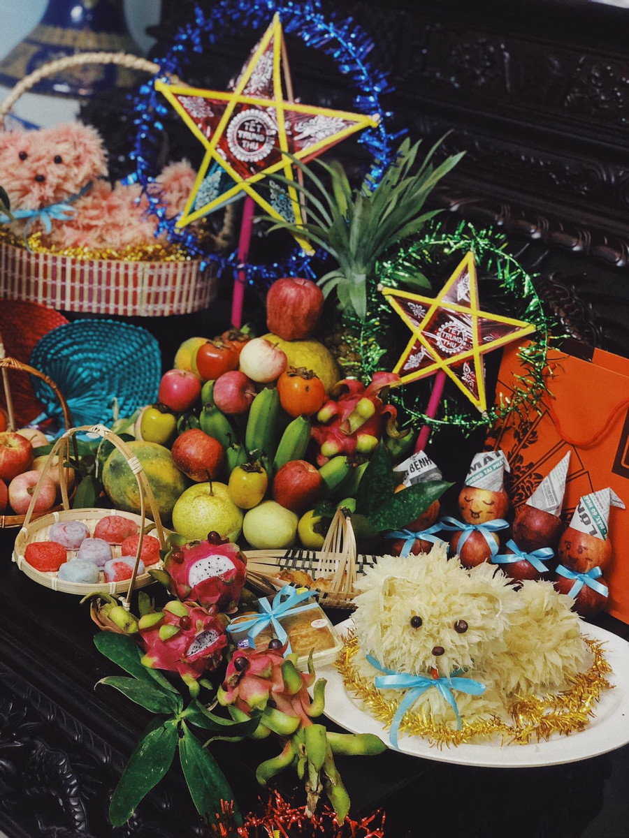 Chỉ với những vật dụng đơn giản, dễ tìm cộng với một chút khéo léo là đã ra một mâm cỗ đầy màu sắc. Ảnh FB Chinh Tròn. Chỉ với những vật dụng đơn giản, dễ tìm cộng với một chút khéo léo là đã ra một mâm cỗ đầy màu sắc. Ảnh FB Chinh Tròn.