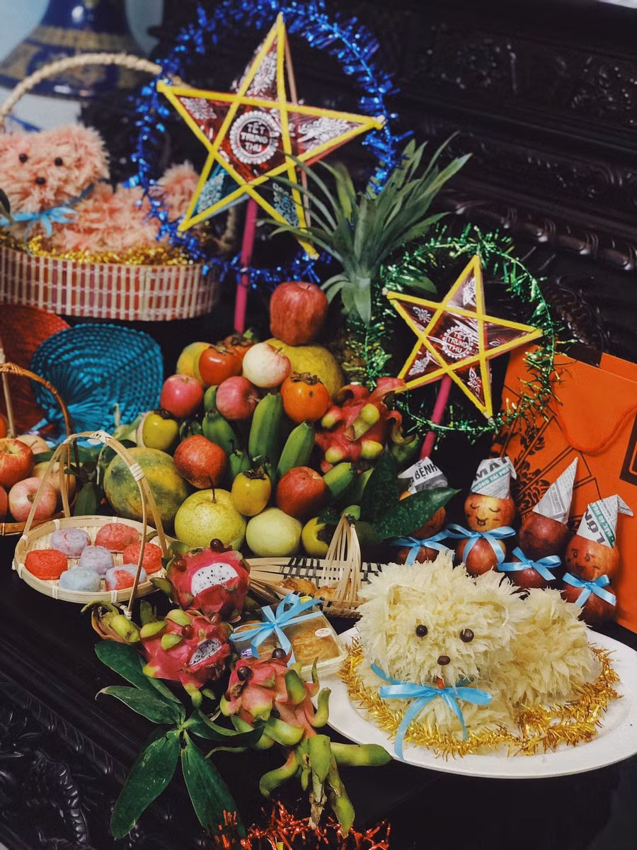 Chỉ với những vật dụng đơn giản, dễ tìm cộng với một chút khéo léo là đã ra một mâm cỗ đầy màu sắc. Ảnh FB Chinh Tròn.