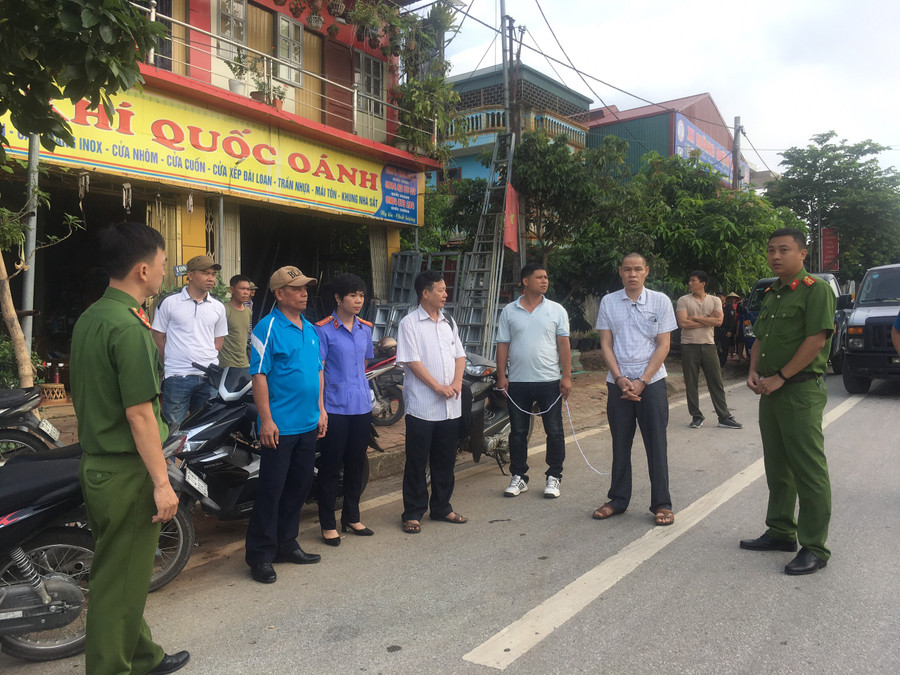 Vì Văn Toán (thứ 2 bên phải) "béo tốt" trông thấy sau thời gian nằm trại. Vì Văn Toán (thứ 2 bên phải) "béo tốt" trông thấy sau thời gian nằm trại.