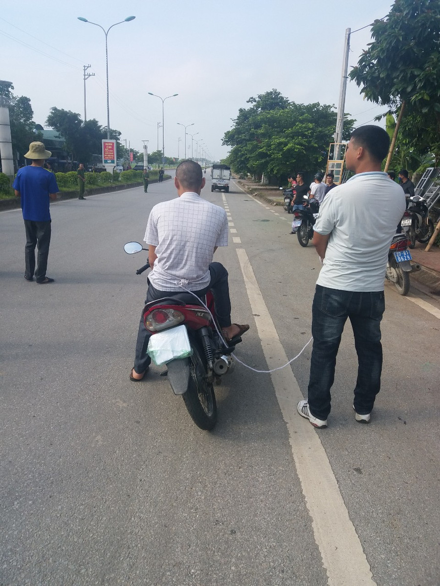 Vì Văn Toán (ngồi xe) từ xa quan sát và "chỉ huy" các đối tượng. Vì Văn Toán (ngồi xe) từ xa quan sát và "chỉ huy" các đối tượng.