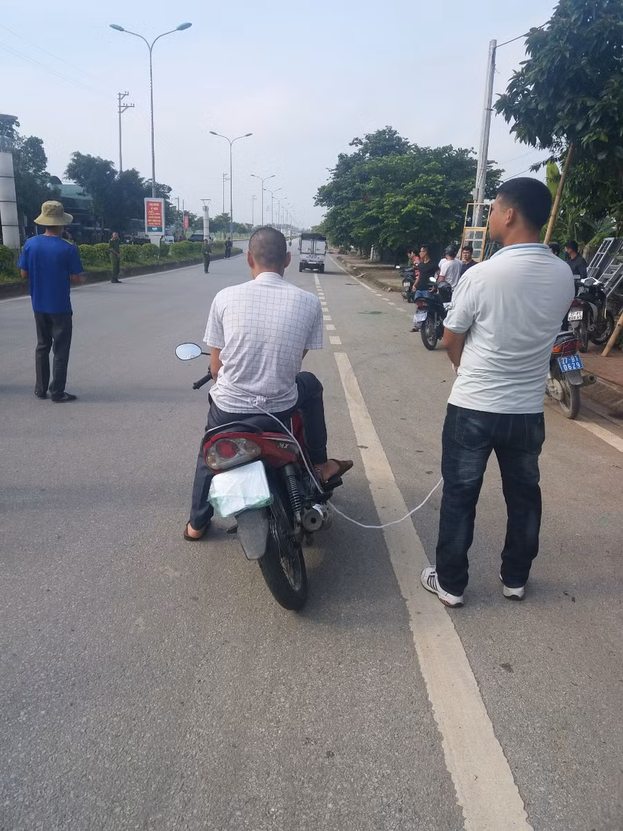 Vì Văn Toán (ngồi xe) từ xa quan sát và "chỉ huy" các đối tượng.