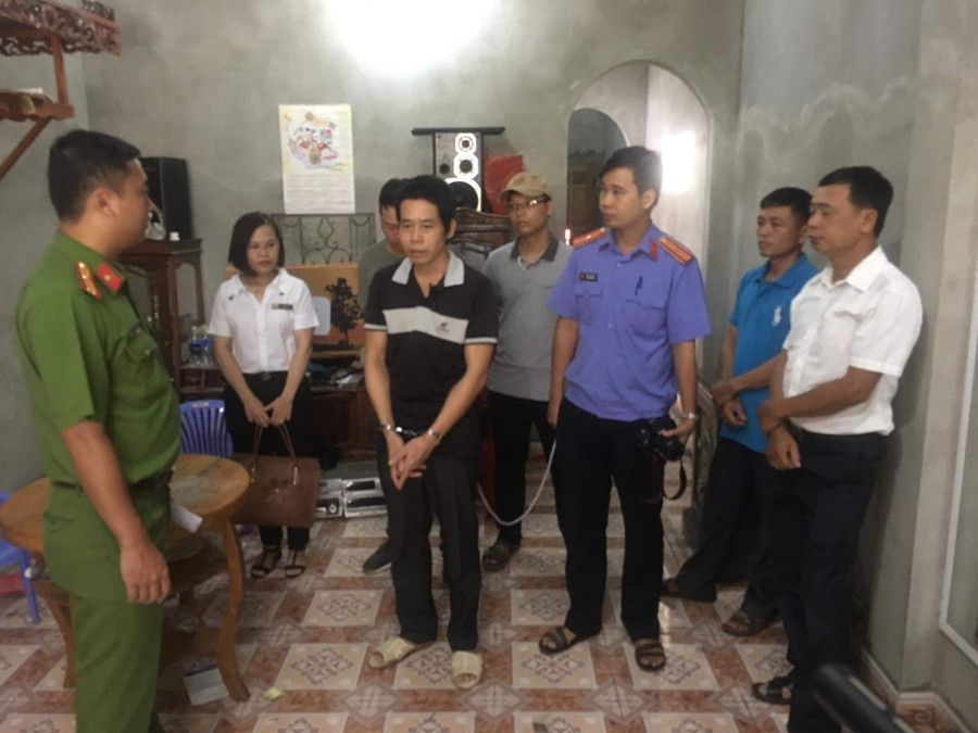 Cầm Văn Chương (đi dép tổ ong, đứng giữa) tại buổi thực nghiệm điều tra