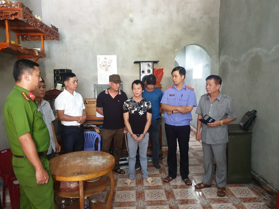 Đến lượt Vương Văn Hùng (áo đen, thứ 3 bên phải) tiến hành thực nghiệm Đến lượt Vương Văn Hùng (áo đen, thứ 3 bên phải) tiến hành thực nghiệm