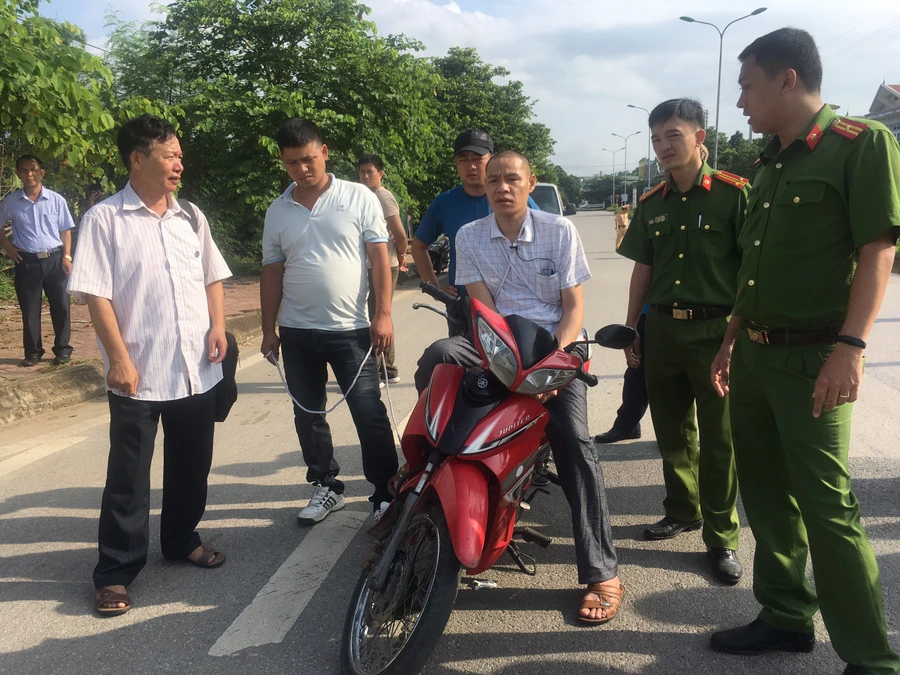 Vì Văn Toán (ngồi xe máy) diễn tả lại hành động của mình.