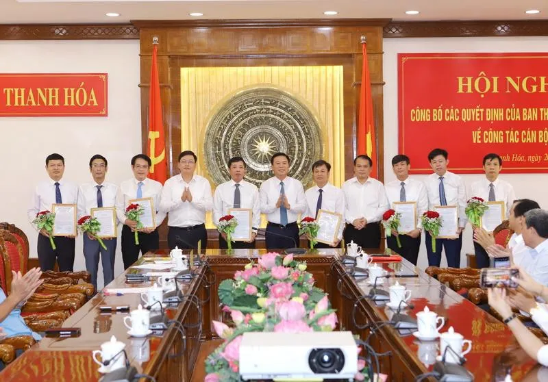 Bí thư Tỉnh ủy Đỗ Trọng Hưng và lãnh đạo tỉnh trao quyết định và tặng hoa chúc mừng các đồng chí nhận nhiệm vụ mới.