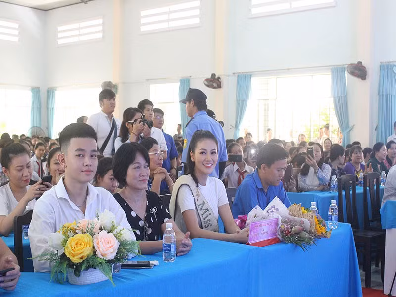 Hoa hậu Phương Khánh xúc động khi về thăm trường cũ - ảnh 6