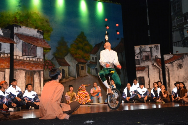 Nguyễn Khôi Nguyên trong vở diễn “Những ước mơ trong ngôi trường cổ tích”